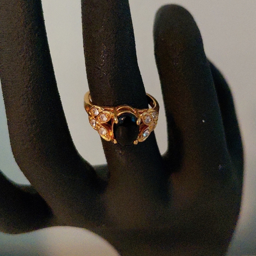 Source Unknown Elegant Black and Gold Ring
